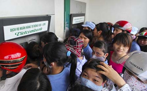 Hiện nay, theo báo cáo của 34 đơn vị gửi về Ngân hàng Nhà nước thì có 2 
đơn vị có biểu phí 200 đồng – 500 đồng/một giao dịch rút tiền nội mạng - Ảnh minh họa.<br>