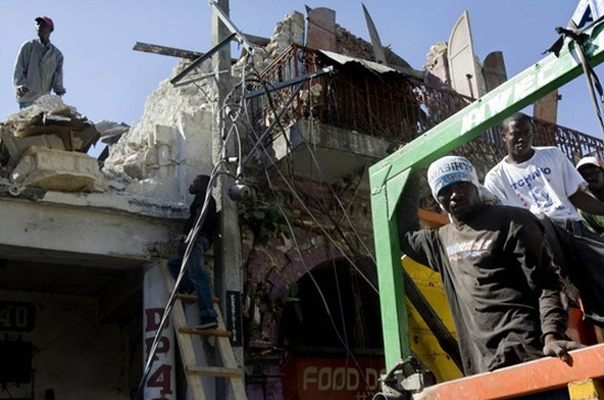 UNDP cho biết tổng cộng khoảng 220.000 người Haiti sẽ được huy động và tuyển dụng tạm thời để dọn dẹp đống đổ nát - Ảnh: Reuters.