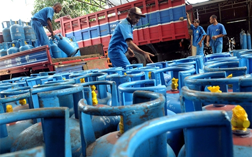 Các doanh nghiệp giảm giá bán gas từ mức 800 - 1.000 đồng/kg, tùy từng nhãn hiệu.<br>