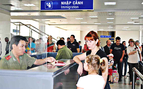  lượng khách quốc tế đến Việt Nam trong năm 2012 chủ yếu bằng đường hàng không, với 5,576 triệu lượt người (tăng 10,8% so với năm 2011).