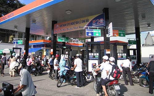 Giá xăng tăng liên tiếp trong quý 3/2012 đã tác động tới tâm lý tiêu dùng của người dân.<br>
