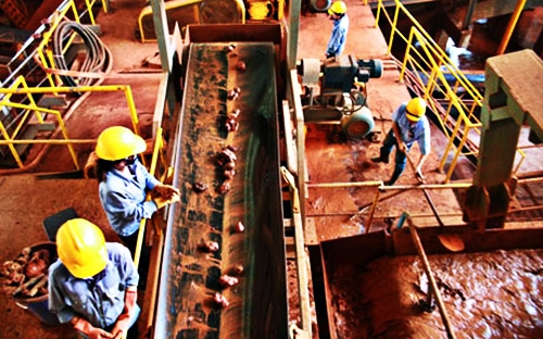 Mẻ alumina đầu tiên vừa được ra lò vào trung tuần tháng 12/2012.<br>