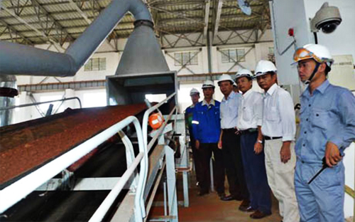 TKV kiểm tra hệ thống nghiền tinh quặng chuẩn bị của tổ hợp dự án Tân Rai.