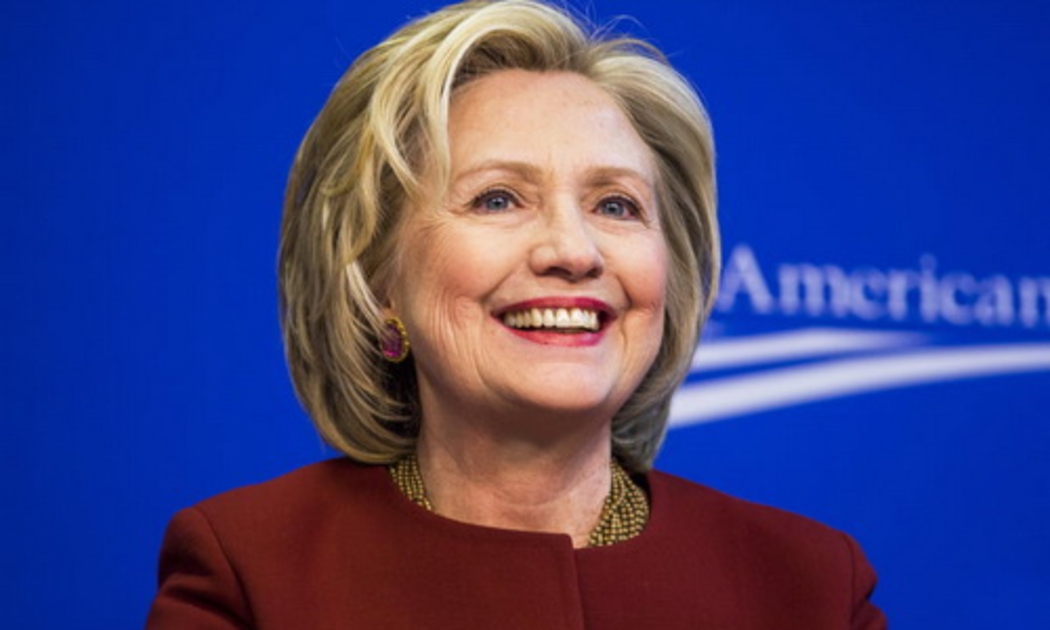 Sự ủng hộ của giới đầu tư tài chính Mỹ với bà Clinton, theo phân tích của nữ chính trị gia Đảng Dân chủ Mỹ - bà Elizabeth Warren, đến từ việc họ lo sợ về một môi trường kinh doanh với thêm nhiều quy tắc và luật lệ mới, điều có nhiều khả năng sẽ xảy ra nếu Trump trở thành Tổng thống - Ảnh: SkepChick.