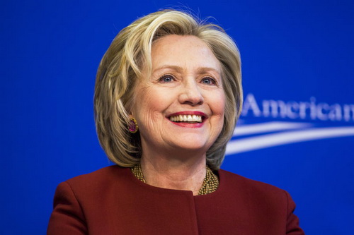 Sự ủng hộ của giới đầu tư tài chính Mỹ với bà Clinton, theo phân tích của nữ chính trị gia Đảng Dân chủ Mỹ - bà Elizabeth Warren, đến từ việc họ lo sợ về một môi trường kinh doanh với thêm nhiều quy tắc và luật lệ mới, điều có nhiều khả năng sẽ xảy ra nếu Trump trở thành Tổng thống - Ảnh: SkepChick.<br>