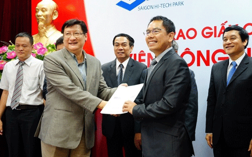 Ông Hồ Đắc Lộc, Hiệu trưởng nhà trường nhận giấy chứng nhận đầu tư dự án Viện công nghệ cao HUTECH.