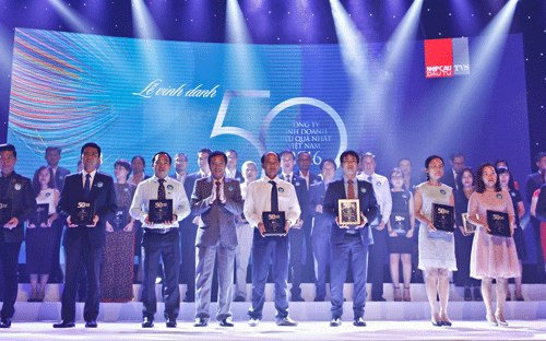 Ông Phan Minh Tiên - Giám đốc Điều hành Vinamilk cùng các đại diện công ty được xếp hạng “Top 50 công ty kinh doanh hiệu quả nhất Việt Nam”.