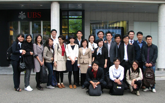 Đặc biệt, học viên sẽ có 3 tuần học tập và tham quan thực tế tại Thuỵ Sĩ, tiếp xúc và gặp gỡ, trao đổi với các chuyên gia hàng đầu đến từ các tổ chức tài chính có uy tín trên thế giới.