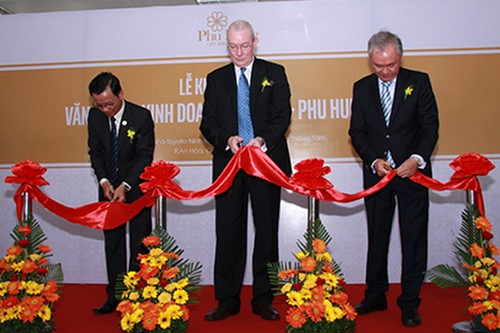 Nghi thức cắt băng khánh thành khai trương văn phòng kinh doanh Phú Hưng Life Cần Thơ.