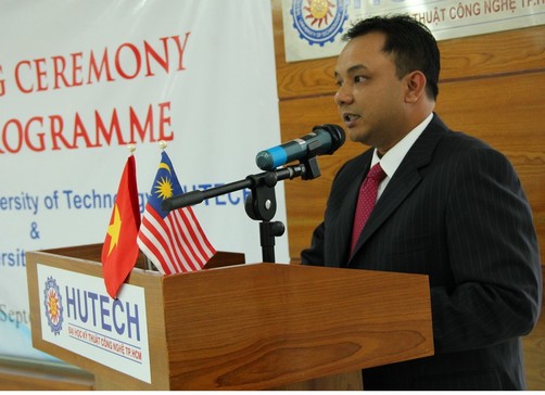 Ông Sharzryll Zahiran, Tổng lãnh sự Malaysia tại Tp. HCM phát biểu trong lễ khai giảng.