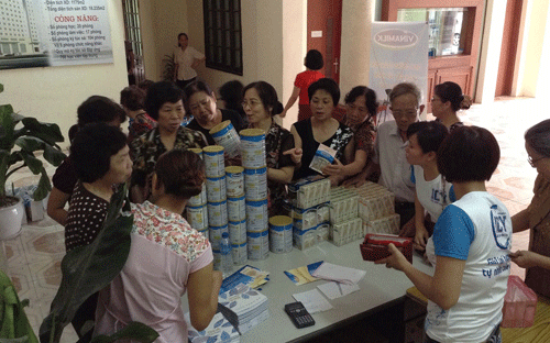 Người cao tuổi tại miền Bắc rất quan tâm đến các sản phẩm của Vinamilk.