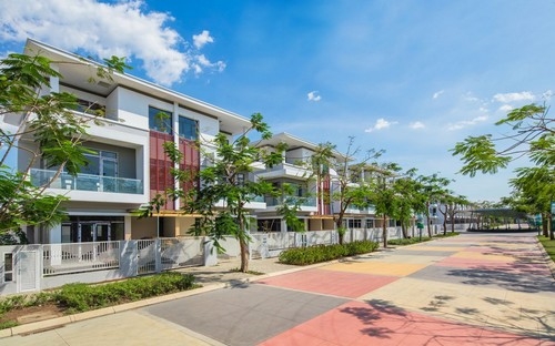 Chủ đầu tư đã dành đến hơn 75% diện tích đất của dự án để phát triển hệ 
thống cây xanh, cảnh quan đô thị và chỉ có 24,09% diện tích để phát 
triển nhà ở.