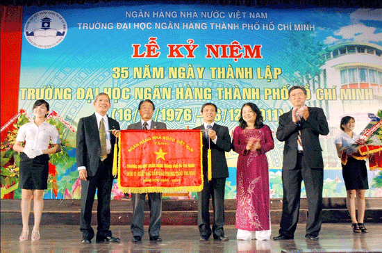 Đại học Ngân hàng Tp.HCM với hơn 35 năm xây dựng và phát triển, là một trong những trường đại học đầu ngành về nghiên cứu và đào tạo trong lĩnh vực Kinh tế - Tài chính - Ngân hàng.