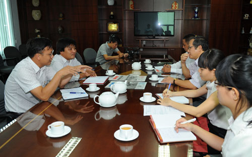Đại diện Báo Tuổi trẻ, Ban Thanh Thiếu niên VTV6 và Tập đoàn Hoa Sen tại trụ sở Báo Tuổi trẻ.<br>