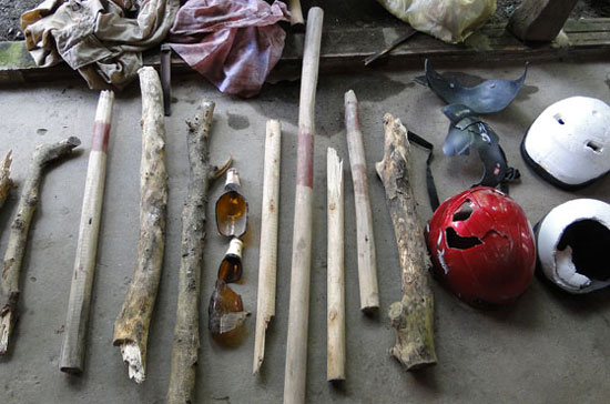 Hung khí được cho là của nhóm côn đồ hành hung người dân và mũ bảo hiểm của người bị hại tại hiện trường - Ảnh: TT.