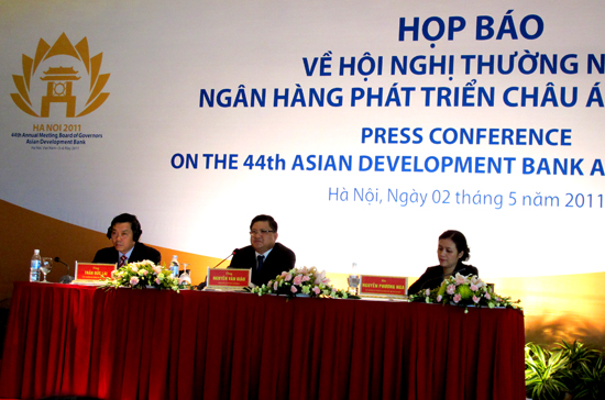 Thống đốc Nguyễn Văn Giàu chủ trì họp báo - Ảnh: Anh Quân.