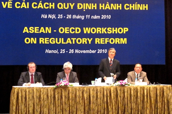 Họp báo công bố báo cáo đánh giá của OECD - Ảnh: Anh Quân
