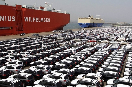 Những chiếc xe ôtô của hãng Hyundai tại Ulsan (Hàn Quốc) đang chuẩn bị đưa lên tàu để xuất khẩu - Ảnh: Reuters.