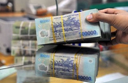 Trong 4 ngày đầu tuần này, Ngân hàng Nhà nước đã bơm ra thị trường mở 9.464 tỷ đồng, trong khi hút về 21.759 tỷ đồng, đưa mức hút ròng vốn đạt 12.195 tỷ đồng.