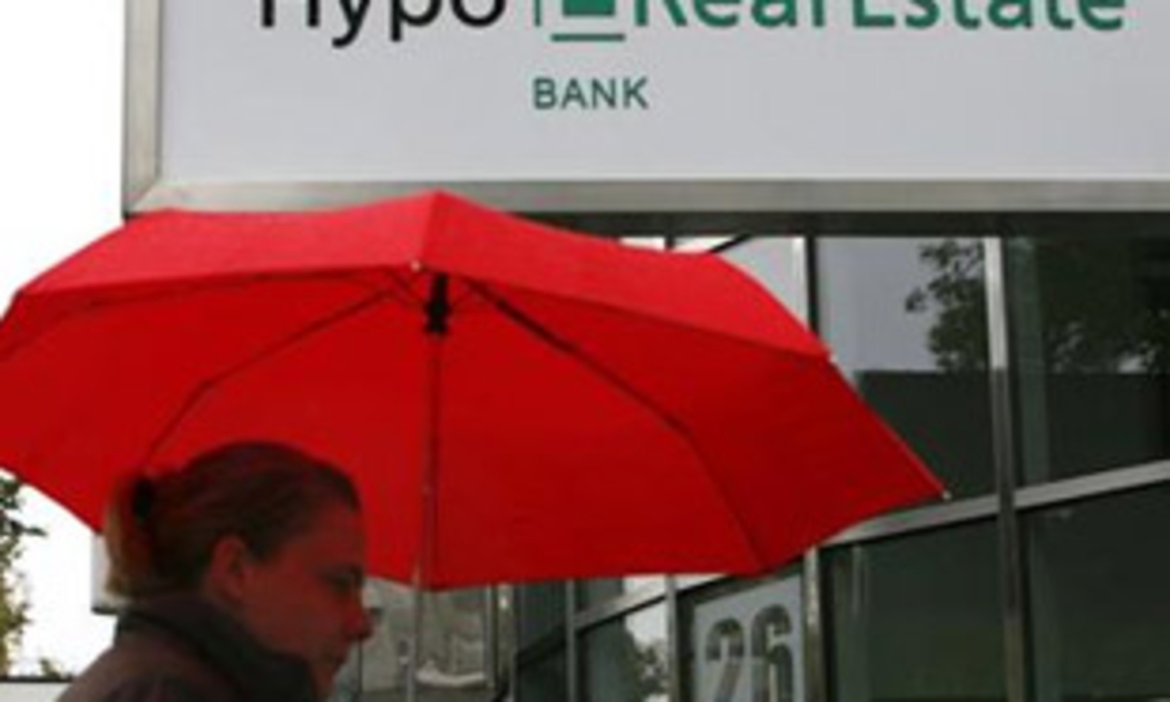 Theo giới quan sát, nếu ngân hàng Hypo Real Estate không được giải cứu, kết cục có thể là những hậu quả khôn lường đối với nền kinh tế và hệ thống tài chính của nước Đức, giống như tác động của vụ phá sản của ngân hàng đầu tư Phố Wall Lehman Brothers đối với nước Mỹ - Ảnh: Reuters.