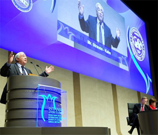 Giám đốc điều hành Quỹ Tiền tệ Quốc tế Dominique Strauss-Kahn phát biểu tại Hội nghị thường niên IMF/WB 2009 - Ảnh: Getty Images.