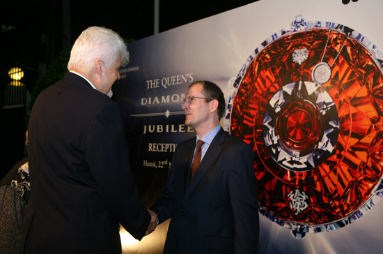 Trong dịp này, rất nhiều nơi trên thế giới, đặc biệt là Vương quốc Anh và Khối thịnh vượng chung đang tổ chức những kỳ nghĩ và lễ hội chúc mừng Nữ hoàng. 