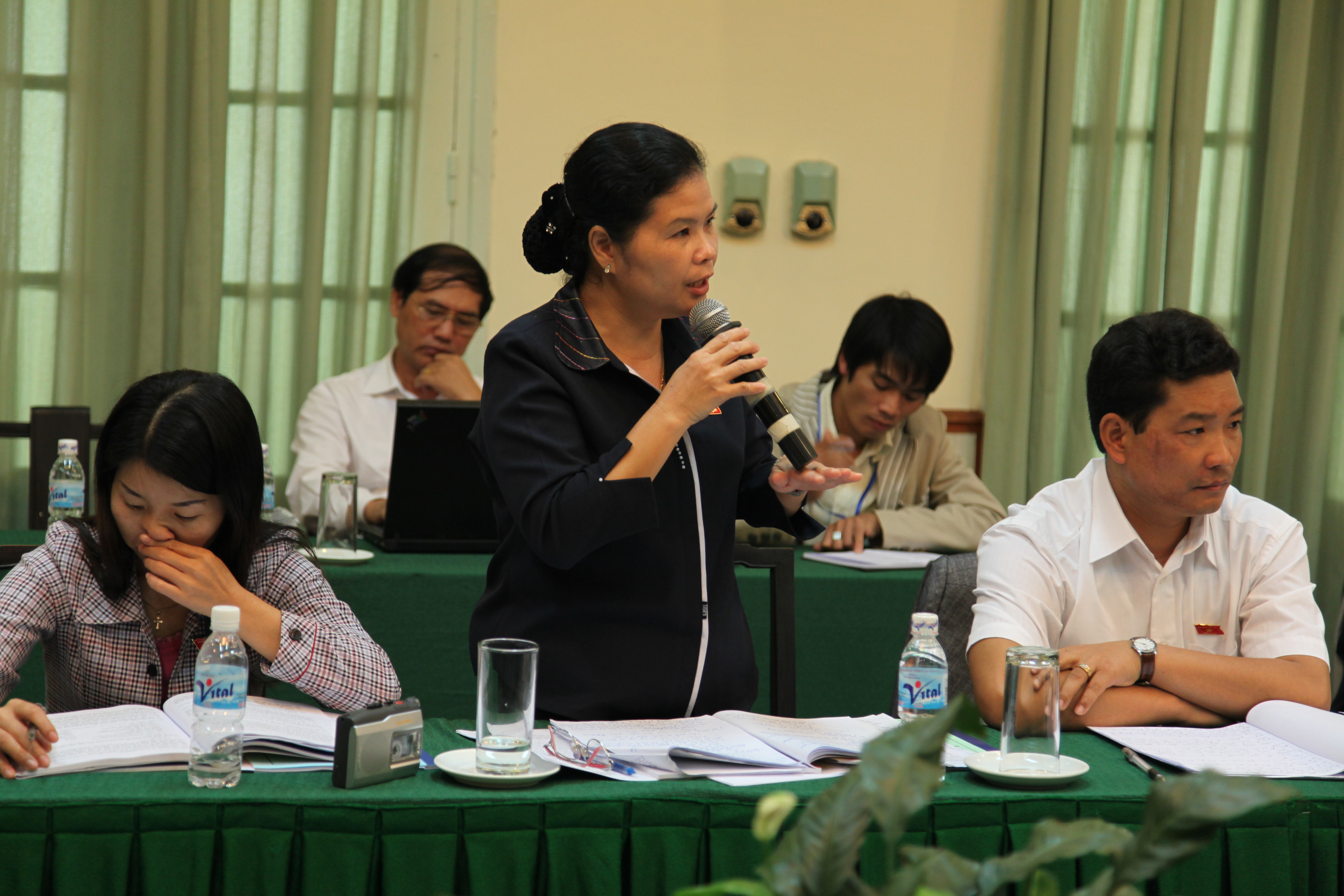 Nhiều ý kiến tán thành chủ trương đầu tư hai dự án điện- Ảnh: LQP.