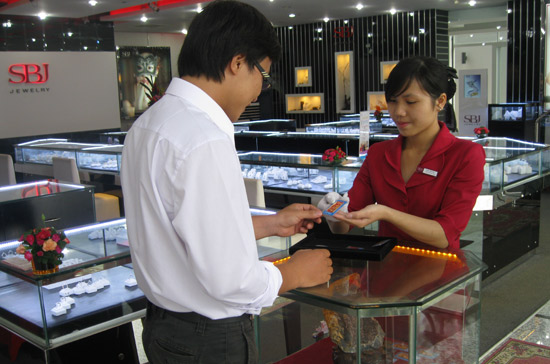 Khoảng cách giữa giá vàng trong nước và thế giới đang thu hẹp nhanh chóng khi giá vàng “nội” không thể cùng lúc “rượt” theo cả tỷ giá USD/VND ngân hàng và giá vàng quốc tế.