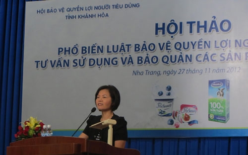 Bà Bùi Thị Hương, Giám đốc đối ngoại Công ty Vinamilk chia sẻ với người tiêu dùng tại Khánh Hoà.
