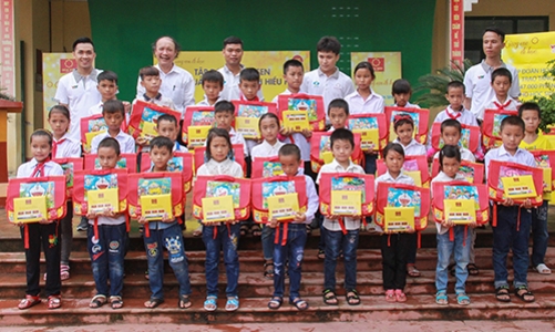 Chuyến xe “Tôn Hoa Sen - Cùng em đi học” trên hành trình xuyên Việt