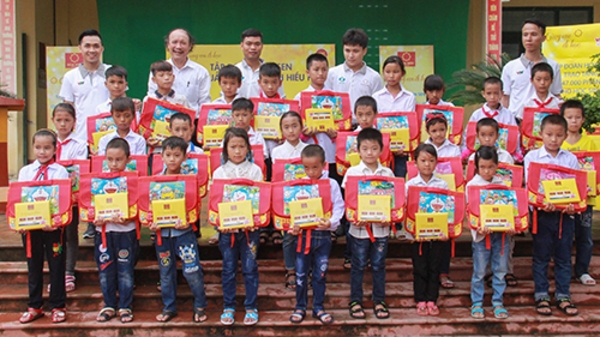 Chuyến xe “Tôn Hoa Sen - Cùng em đi học” trên hành trình xuyên Việt