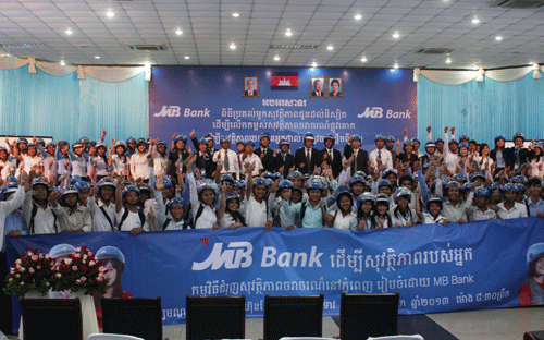 Trong khuôn khổ của chương trình, MB trao tặng 2.100 mũ bảo hiểm cho sinh viên 5 trường đại học lớn tại thủ đô Phnom Penh.