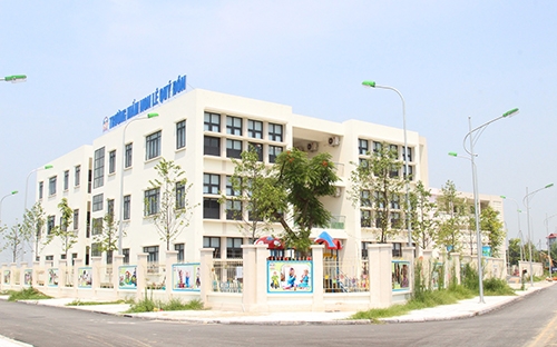 Chủ đầu tư Tập đoàn Nam Cường bàn giao trường với đầy đủ từ hệ thống 
thiết bị giảng dạy như bàn ghế, tủ sách, điều hòa, máy chiếu trên lớp và
 máy tính xách tay cho giáo viên.