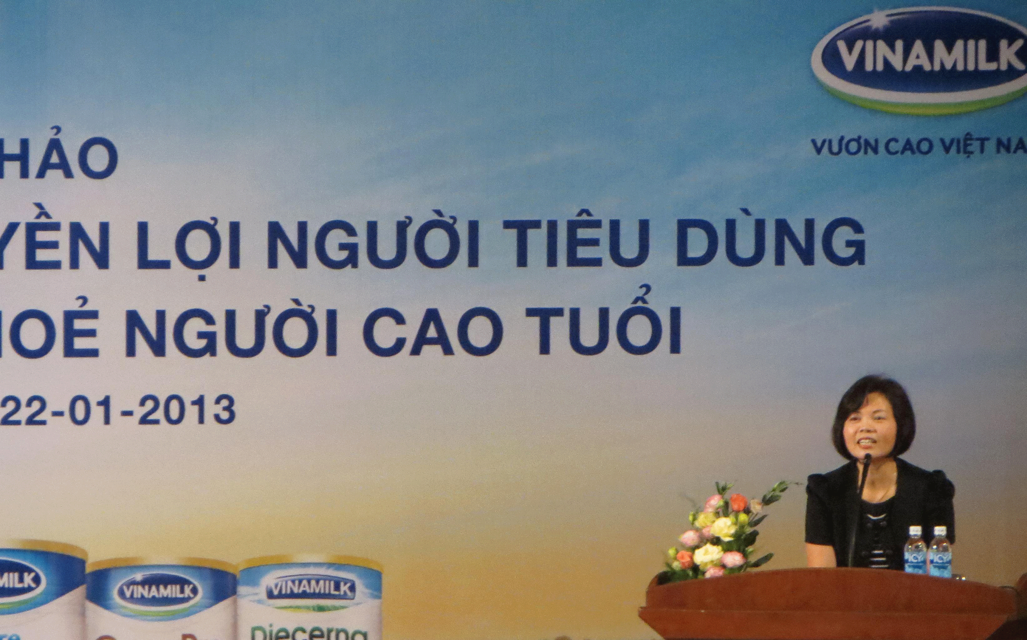 Bà Bùi Thị Hương, Giám đốc Đối ngoại Vinamilk chia sẻ với người tiêu dùng Khánh Hoà về các sản phẩm sữa của công ty.