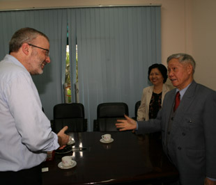 GS. Đào Nguyên Cát, Tổng biên tập Thời báo Kinh tế Việt Nam, tiếp ông Charles Goddard tại trụ sở Thời báo ở Hà Nội.