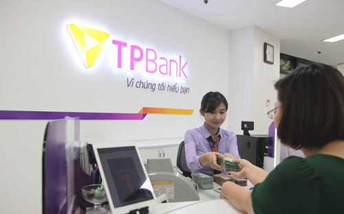Khách hàng giao dịch tại TPBank.