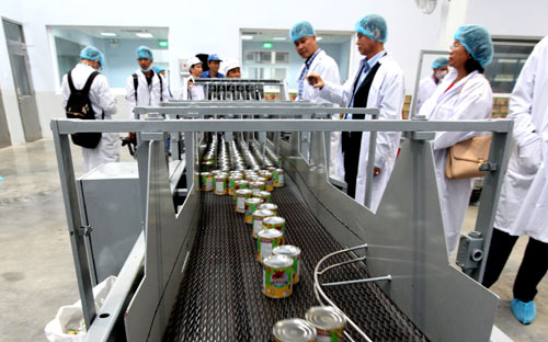 Nhà máy Angkor Milk của Vinamilk tại Campuchia ra lò mẻ sản phẩm sữa đặc đầu tiên trong ngày khánh thành.