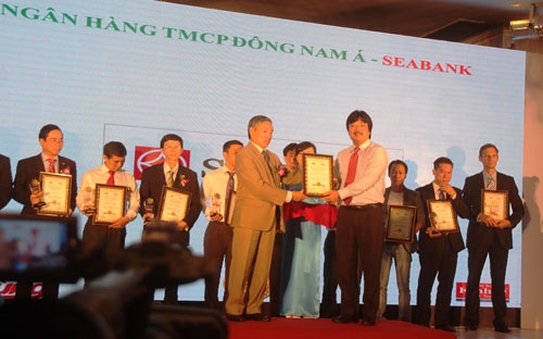 Giải thưởng “Top 100 sảm phẩm/dịch vụ được Tin & Dùng năm 2013” là 
giải thưởng có uy tín do Thời báo Kinh tế Việt Nam – Tạp chí Tư vấn Tiêu
 & Dùng tổ chức thường niên từ năm 2006.