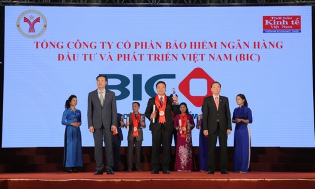 Đại diện lãnh đạo BIC nhận danh hiệu từ Ban Tổ chức.