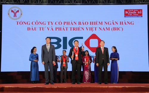 Đại diện lãnh đạo BIC nhận danh hiệu từ Ban Tổ chức.