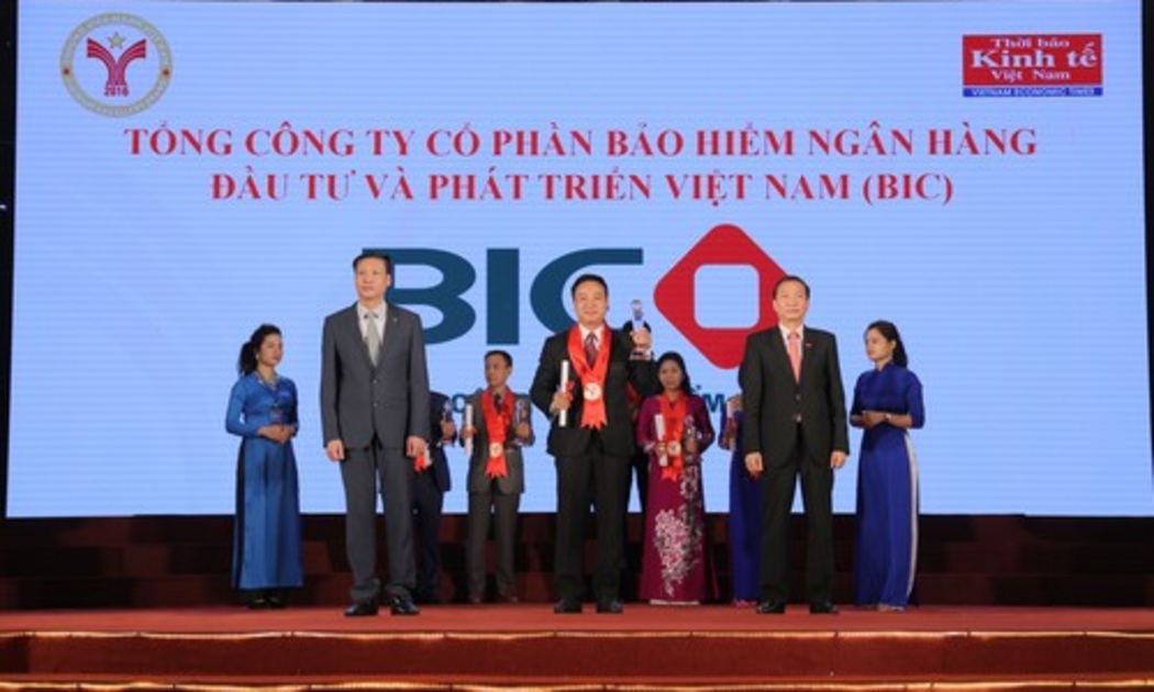 Đại diện lãnh đạo BIC nhận danh hiệu từ Ban tổ chức.