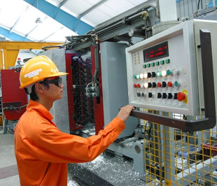 Với nguyên lý “cơ hội trong khủng hoảng”, các nhà phân tích cho rằng đây là thời điểm tốt để Việt Nam tái cơ cấu nền kinh tế, chuẩn bị những tiền đề tốt hơn cho thời kỳ hậu suy thoái và phục hồi - Ảnh: Việt Tuấn.