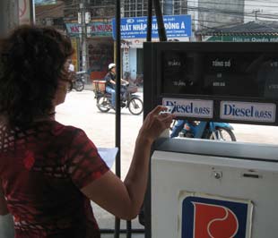 Kể từ 11 giờ ngày 16/9, dầu diesel loại 0,05S có giá mới 15.500 đồng, loại 0,25S có giá 15.450 đồng/lít - Ảnh: Anh Quân.