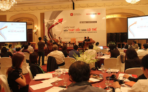 Techcombank đã mời các chuyên gia của Mc Kinsey, tổ chức tư vấn chiến 
lược hàng đầu thế giới, thực hiện chương trình tư vấn và tọa đàm với các
 doanh nghiệp.