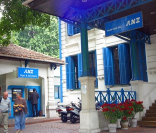 * 60 ngày kể từ ngày 3/11/2008, Ngân hàng ANZ - đại diện là ông Gilles Plante, thành viên Hội đồng Quản trị Công ty Cổ phần Chứng khoán Sài Gòn (mã SSI-HOSE) đăng ký mua 1.366.667 cổ phiếu SSI, nâng số cổ phiếu sẽ nắm giữ lên 26.444.677 cổ phiếu, chiếm 19,35% vốn điều lệ - Ảnh: Việt Tuấn.