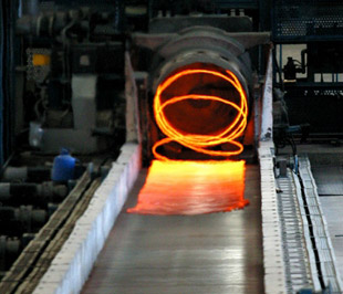 Những doanh nghiệp thép vừa ra đời đã phải đối mặt với thua lỗ và có nguy cơ phá sản do sản phẩm làm ra không có thị trường tiêu thụ - Ảnh: Việt Tuấn.