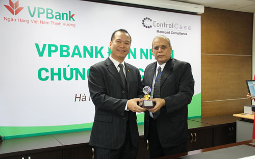 Đại diện lãnh đạo VPBank nhận chứng chỉ PCI DSS.