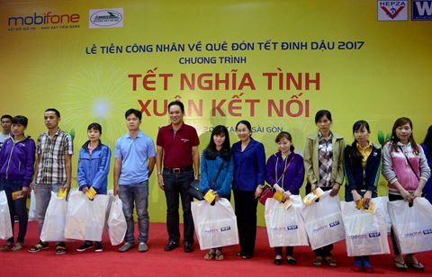 Công nhân nhận vé năm nay sẽ lên đường về quê trên 13 chuyến tàu vào 4 
ngày liên tiếp 22-23-24-25/1/2017 (tức 25-26-27-28 tháng Chạp âm lịch).