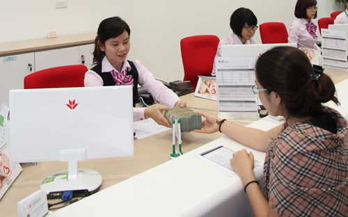 Khách hàng giao dịch tại VPBank.<br>