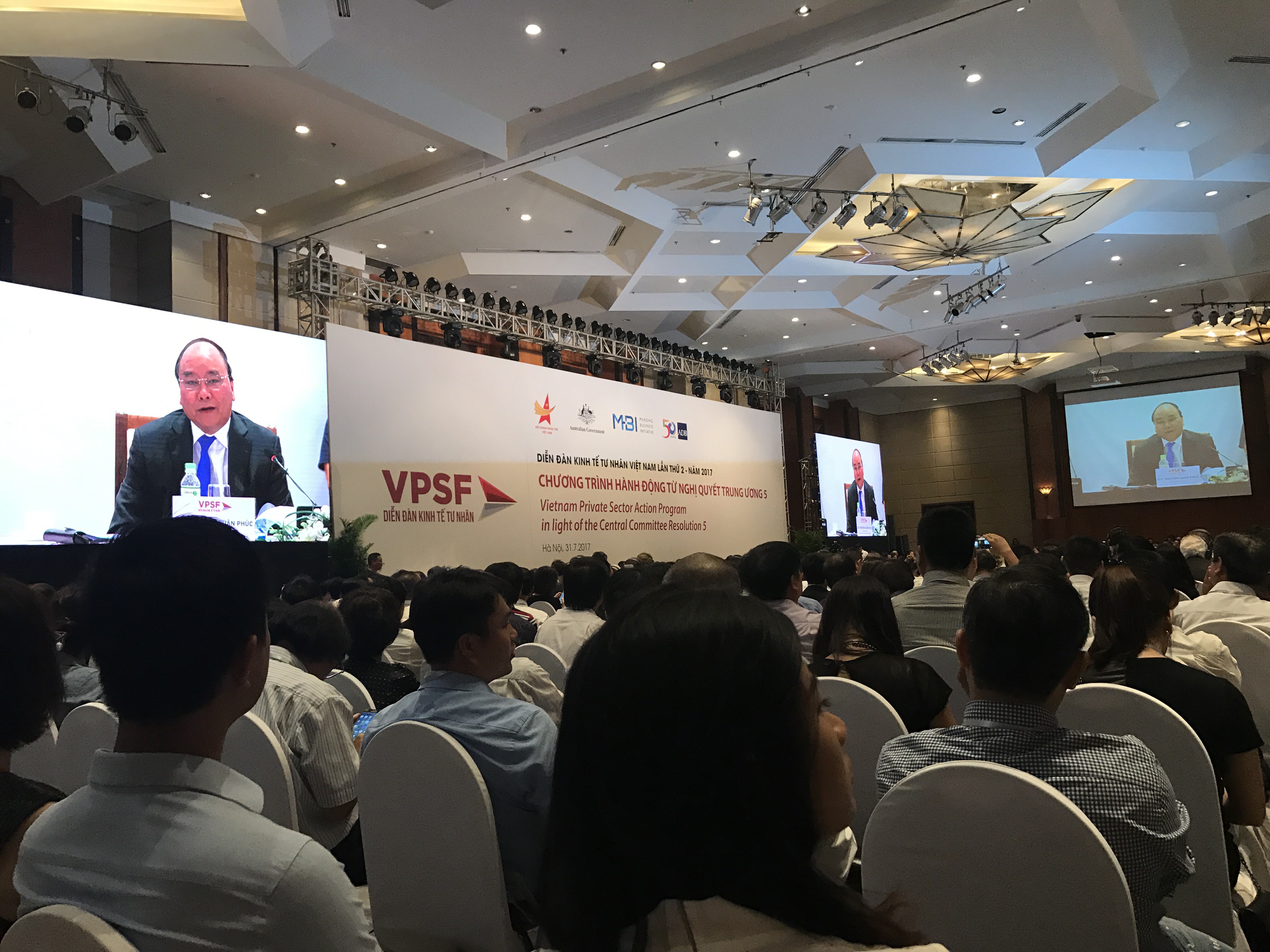  Thủ tướng Nguyễn Xuân Phúc đối thoại với doanh nhân trong khuôn khổ Diễn đàn Kinh tế tư nhân diễn ra sáng 31/7.&nbsp; Ảnh: Bạch Dương&nbsp;